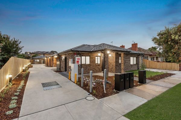 Rogers   Facade Driveway 1 Dusk LR No Logo