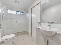 13   Salsa St 11 - Bathroom