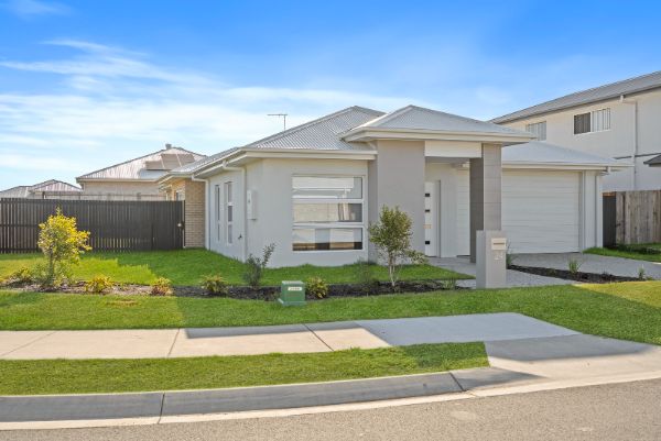 003 Open2view_ID965913-24_Livistona_Street