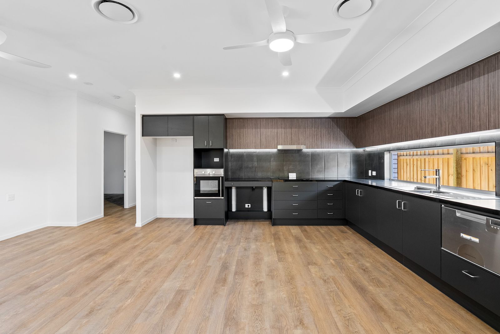 010 Open2view_ID989705-28_Headway_Street