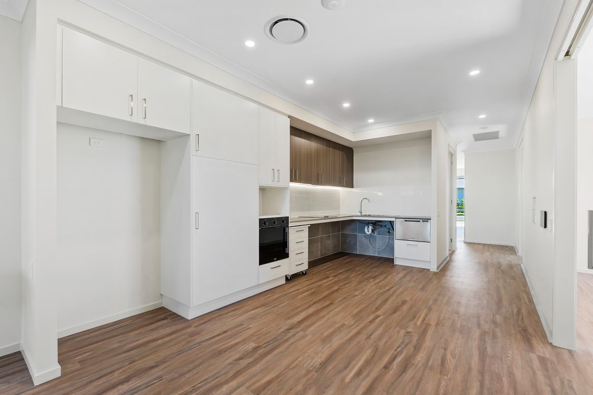 005 Open2view_ID985661-5_Rana_Street