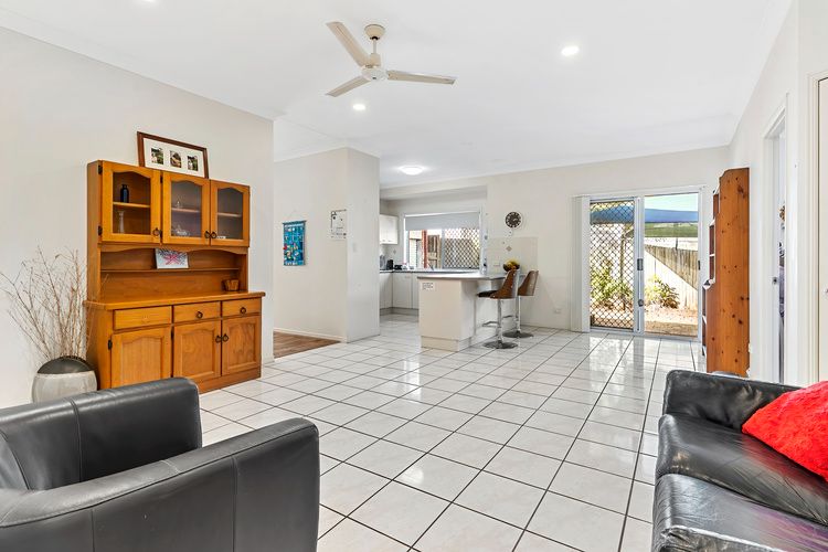 Lounge Dining Room 3 Greenway_Court_Tewantin_DAX40165H-750x500