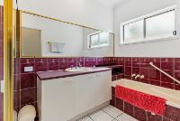 Bathroom 3 Greenway_Court_Tewantin_DAX40165H_EDIT-750x500