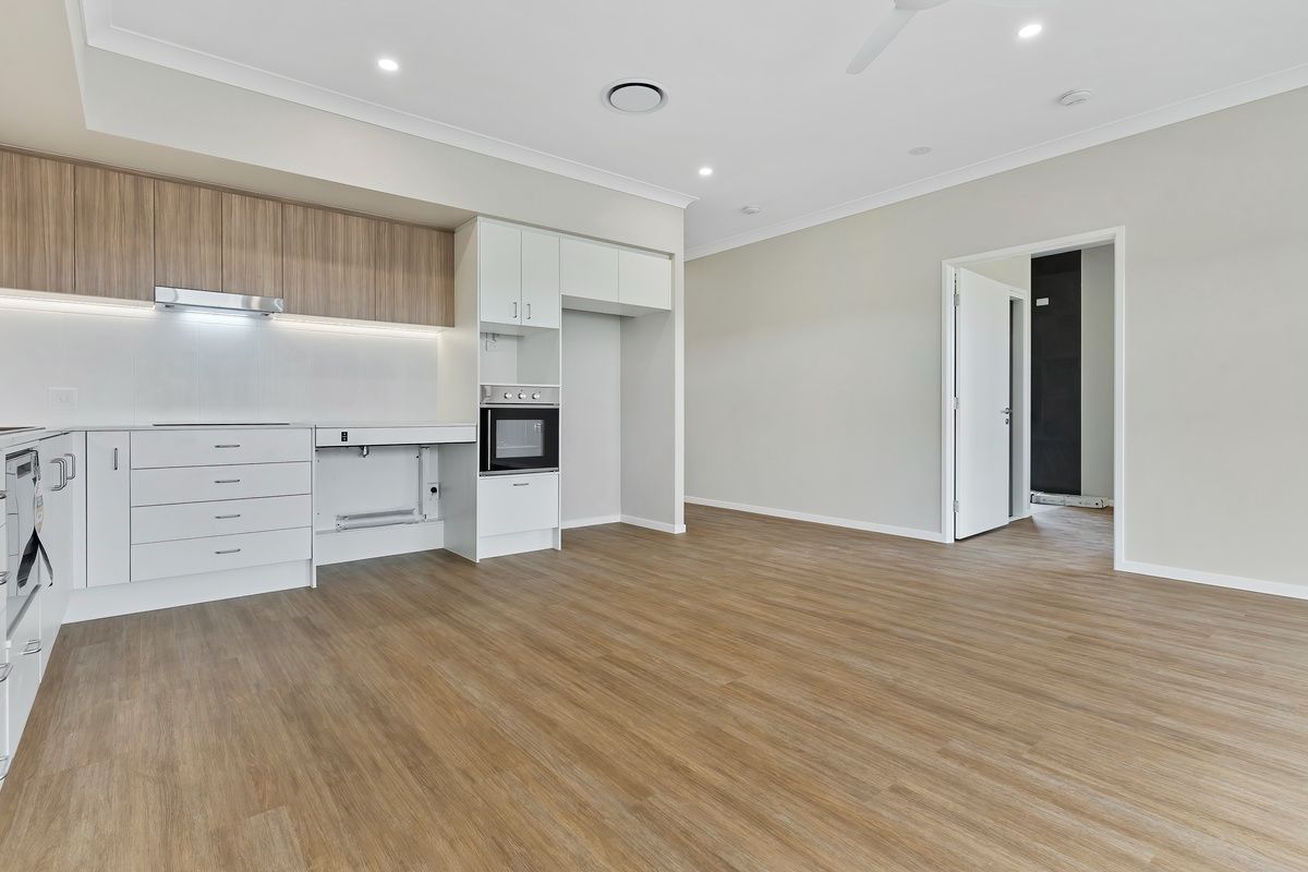 PROFESSIONAL PHOTO   LOW RES 9