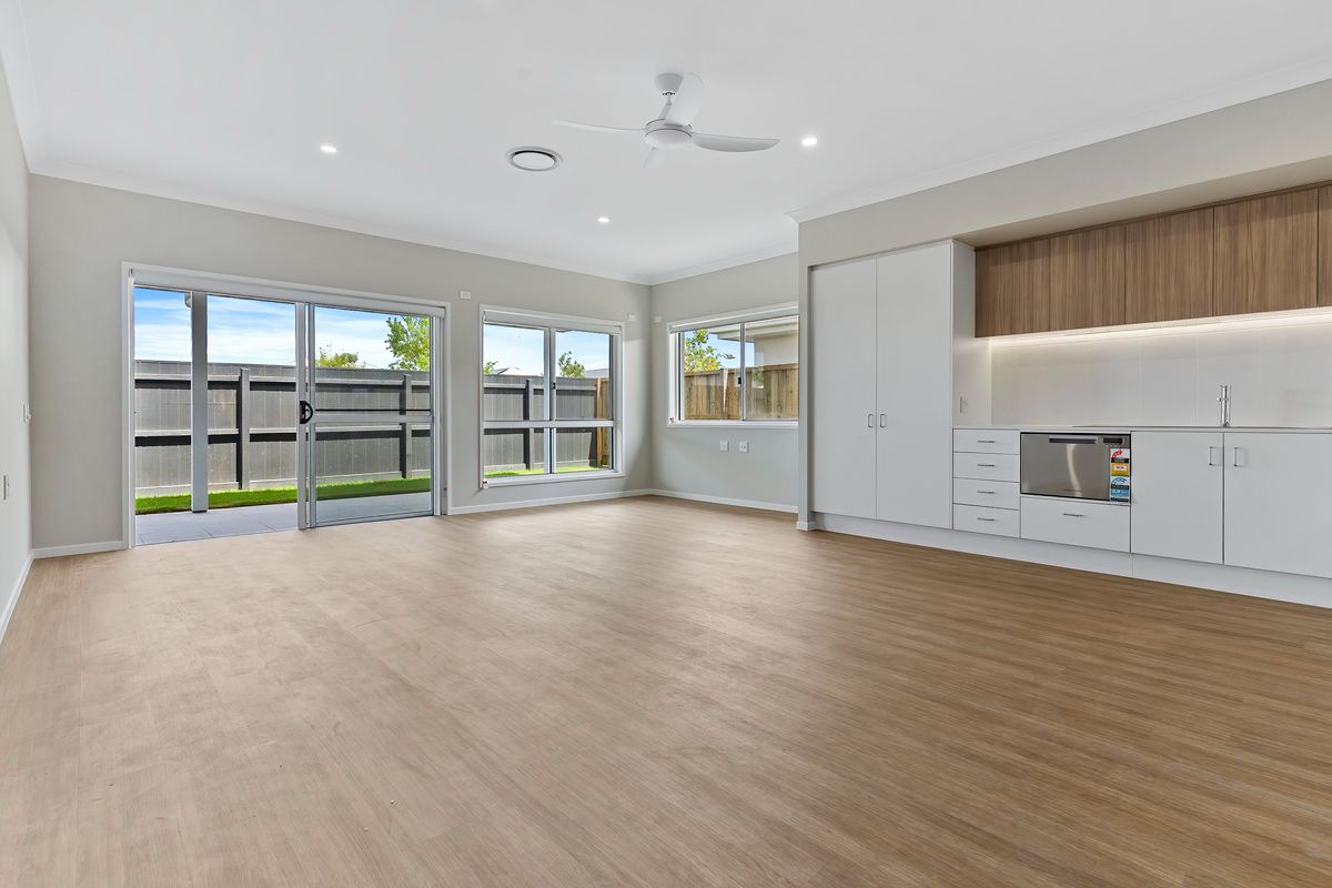 PROFESSIONAL PHOTO   LOW RES 7