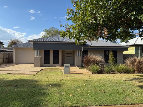 1   Weetwood St 1b - Front