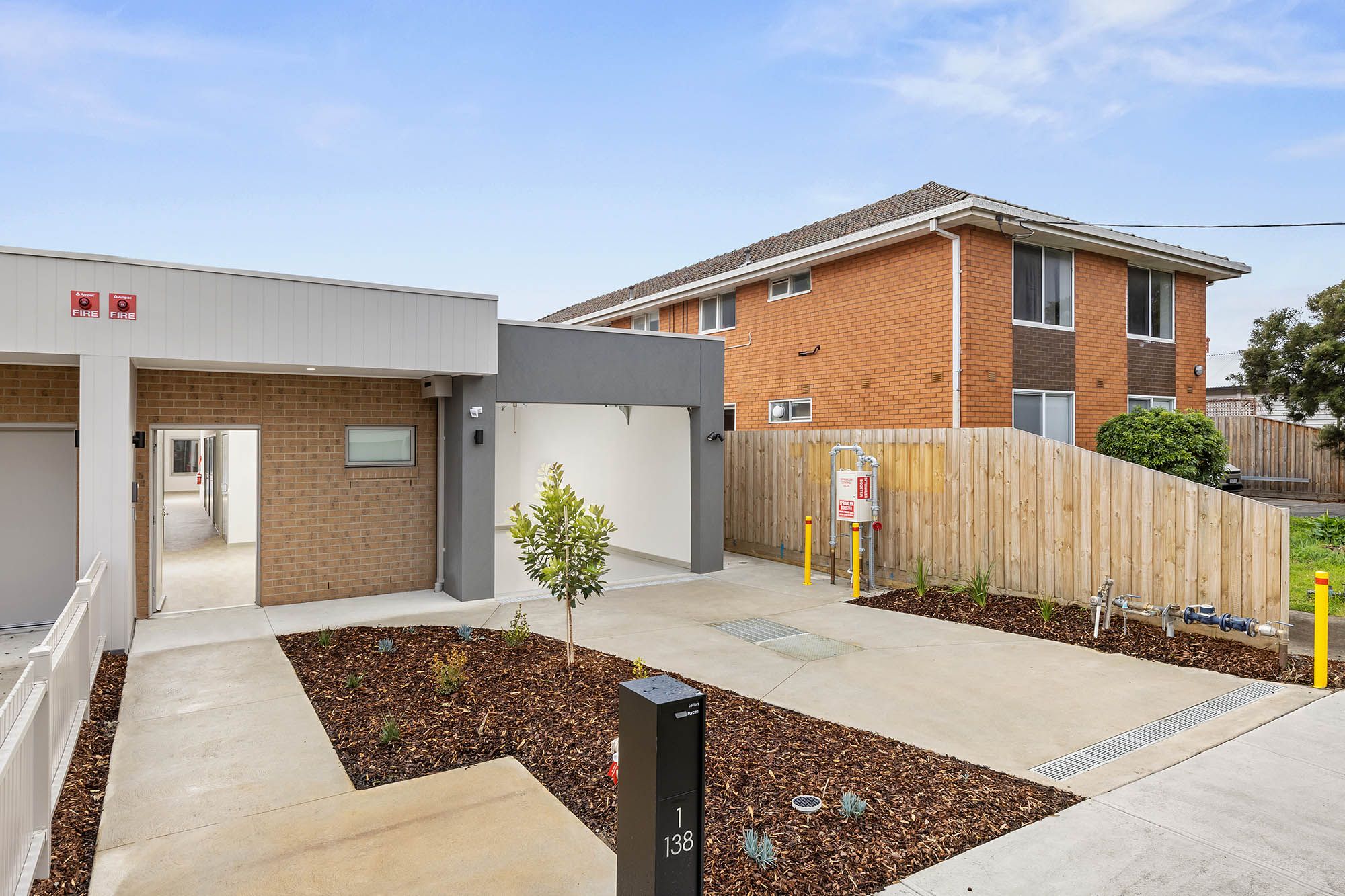 Smith IL   Facade Right 4 LR No Logo