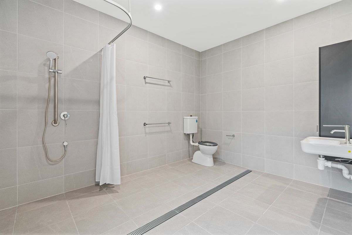 PROFESSIONAL PHOTO   LOW RES 14