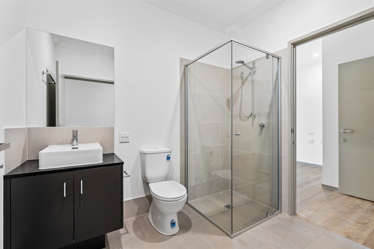 PROFESSIONAL PHOTO   LOW RES 7