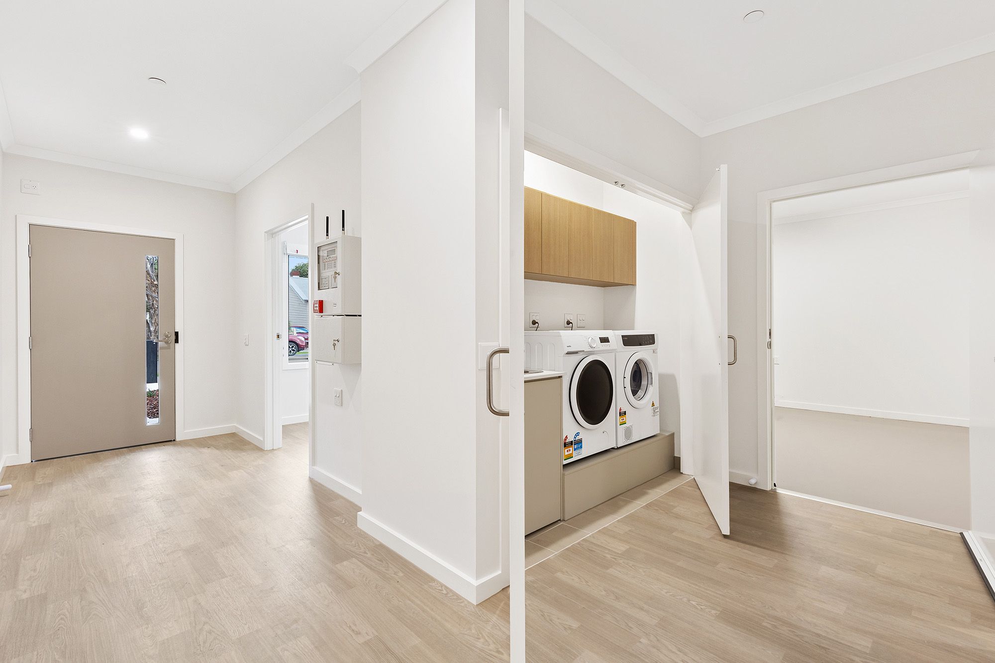 Smith HPS   European Laundry Garage and Front Entrance LR No Logo