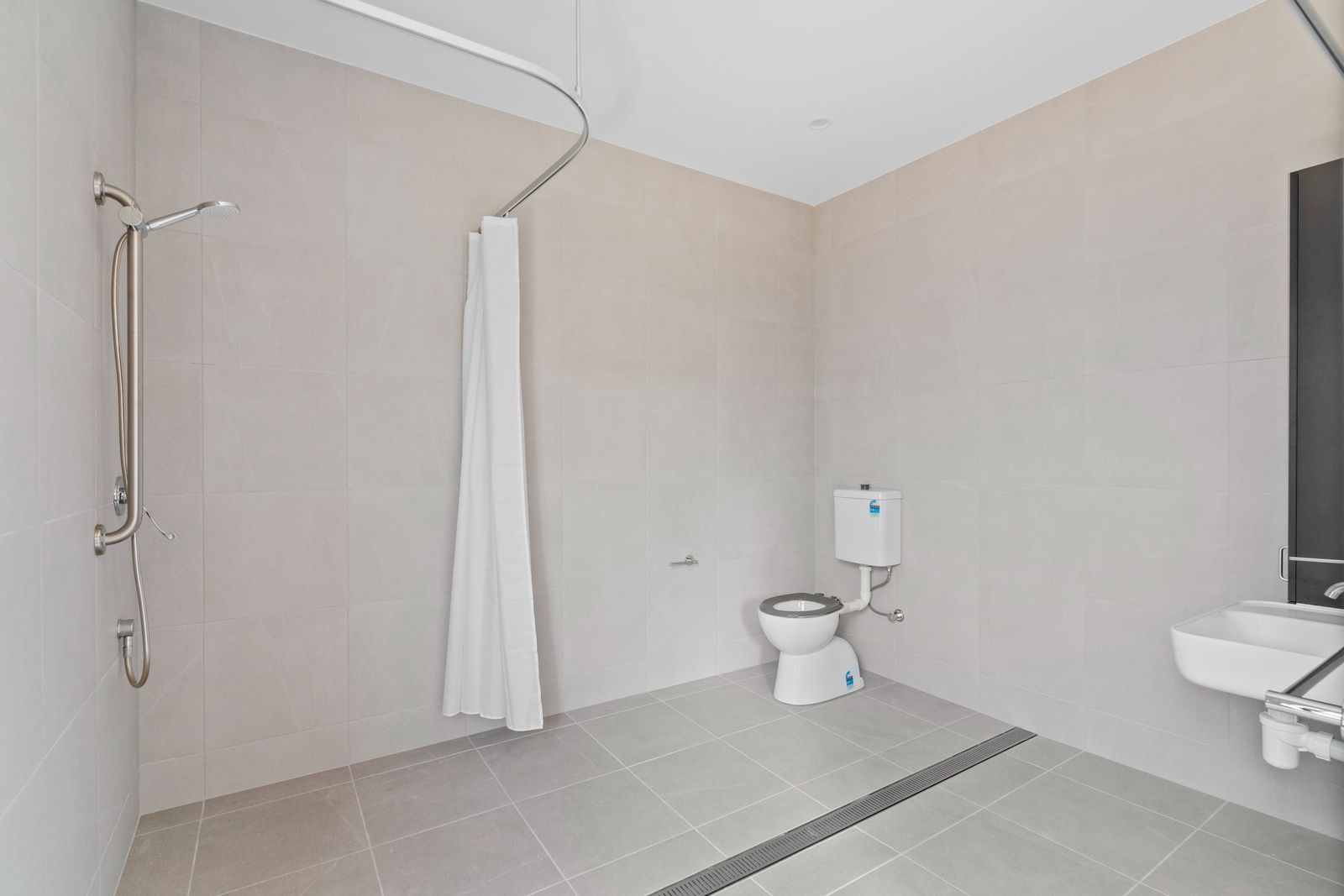 015 Open2view_ID988602-36_Uralba_Street