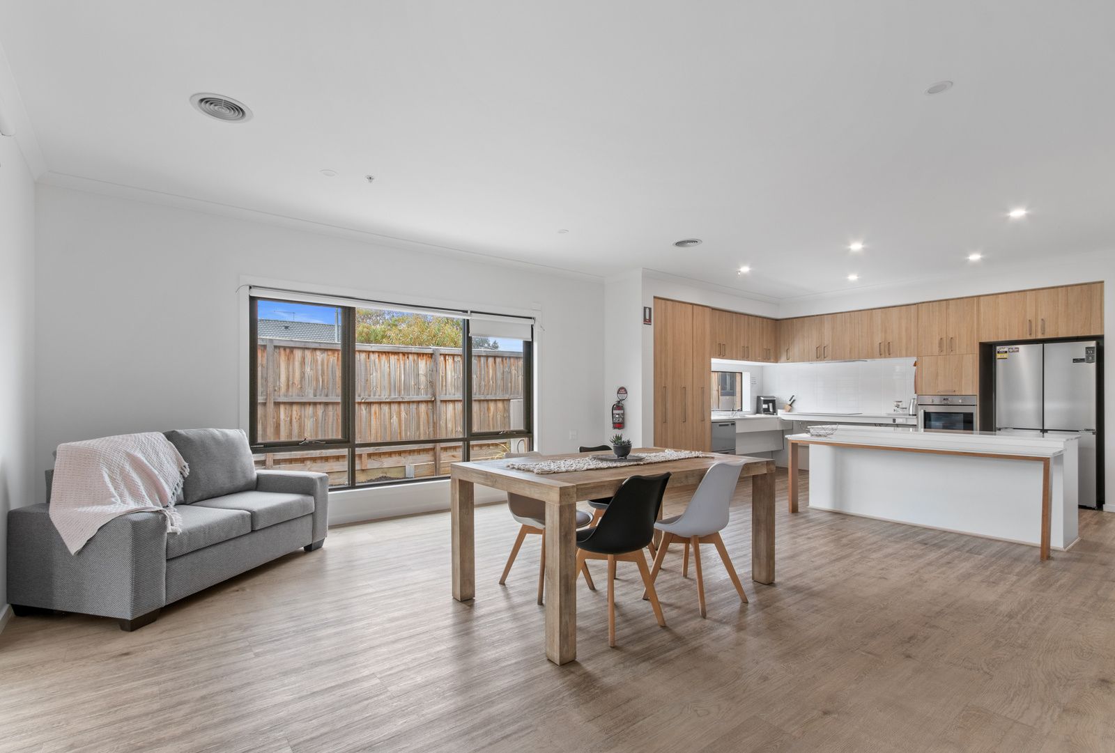 Tarneit Ararat-living-dining-kitchen (1)