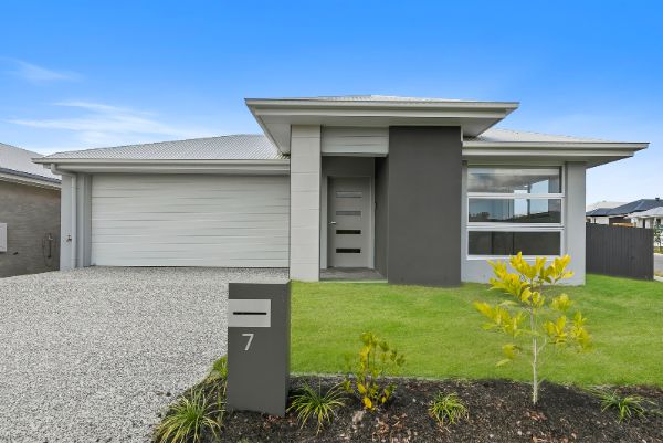 004 Open2view_ID966589-7_Elderberry_Street