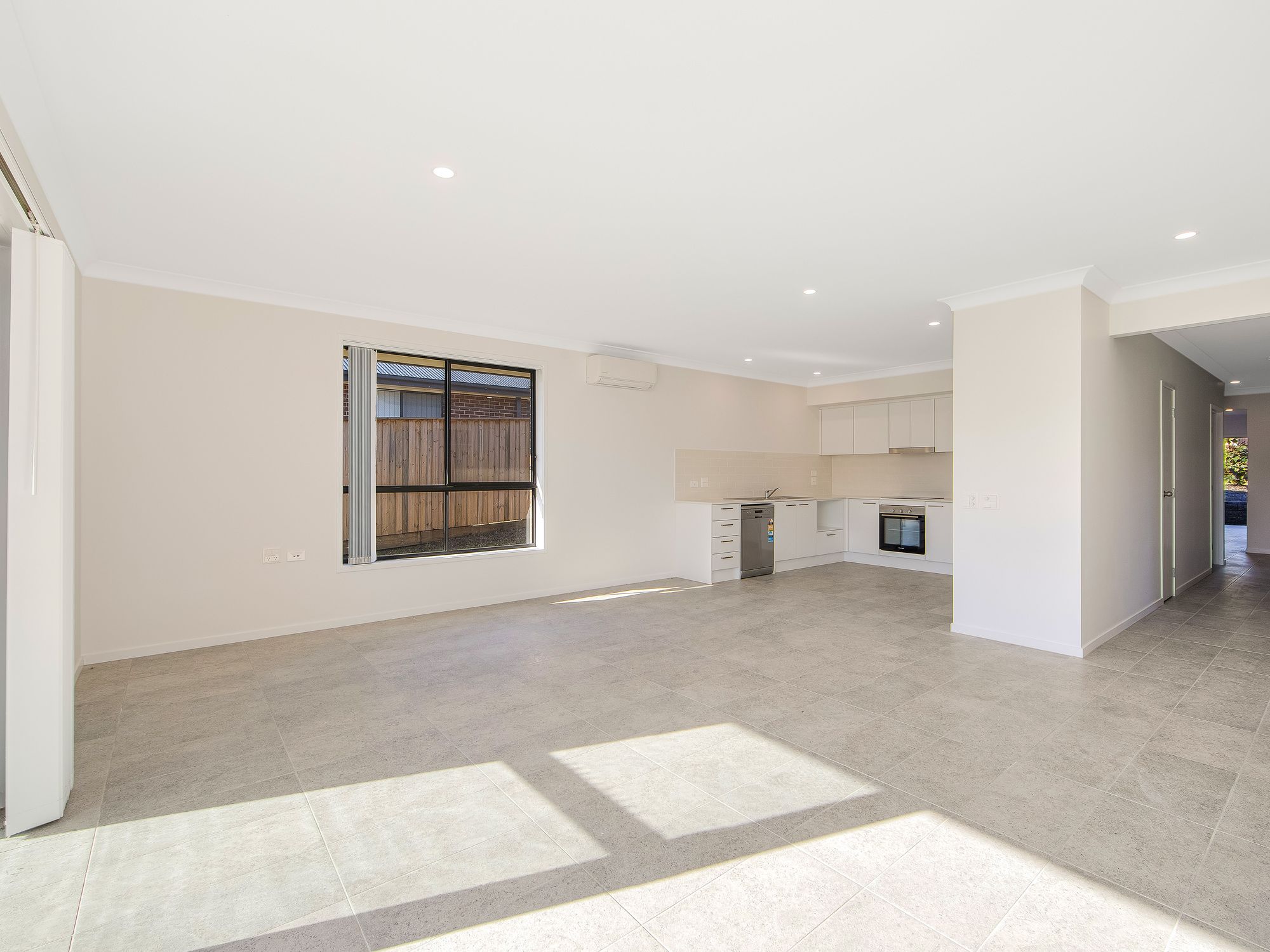 003 Open2view_ID956655-31_Pillar_Street[1]