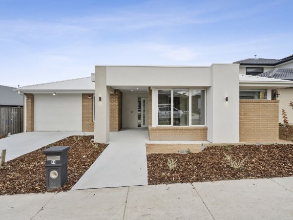 010 Open2view_ID884255-17_Nightmarch_Street