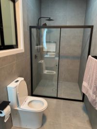 common bath upstairs 2