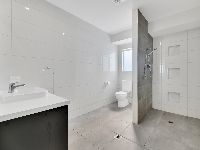 9   Roselea Ave 32 - Ensuite 1