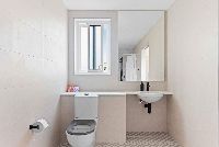 Bathroom 1 bed toilet