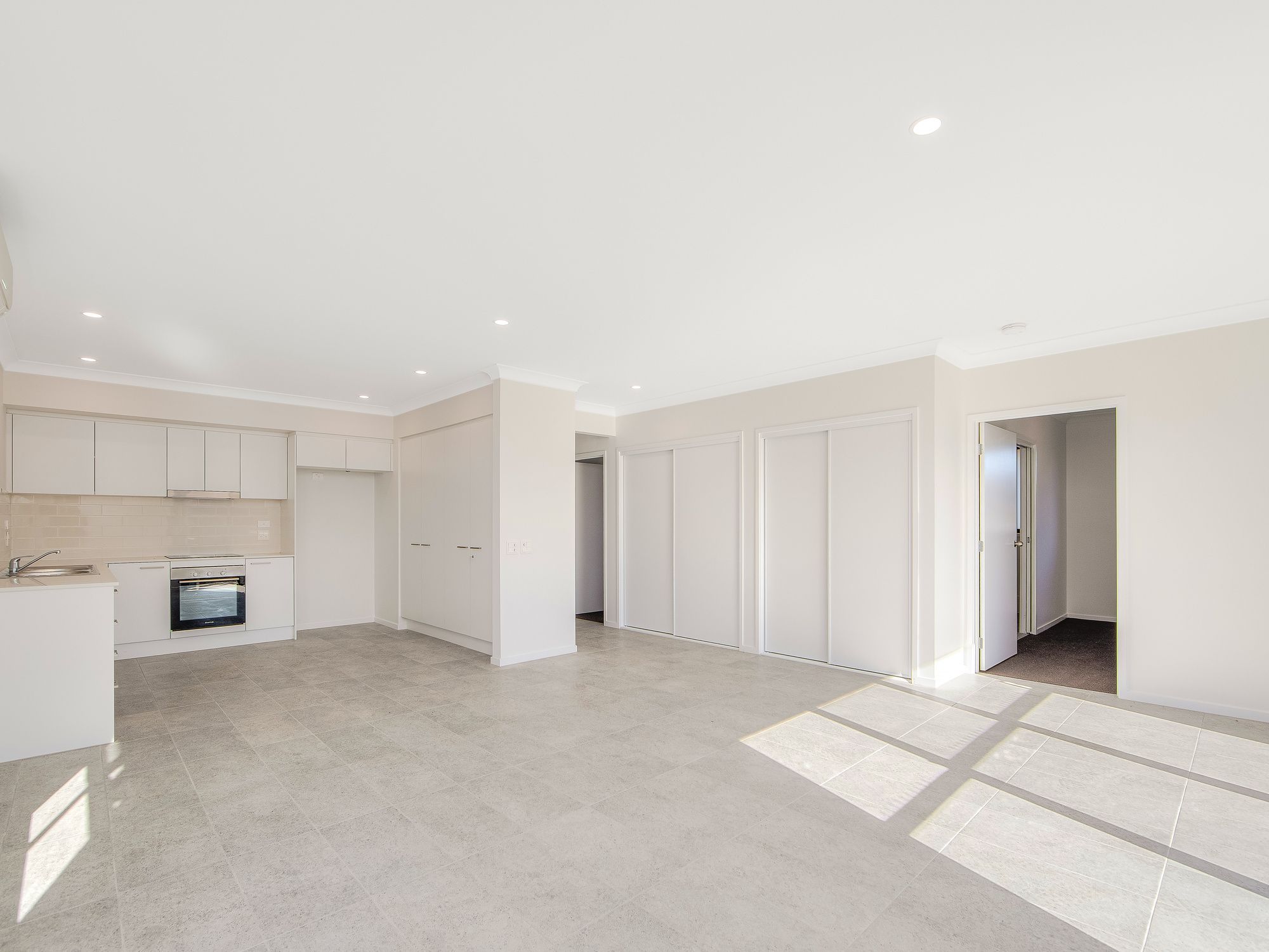 004 Open2view_ID956655-31_Pillar_Street[1]