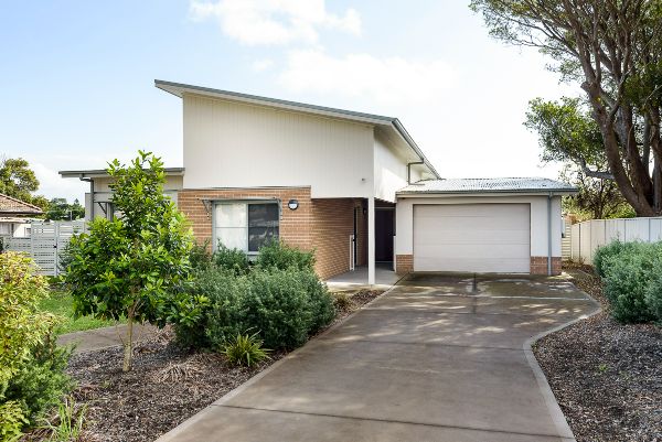 01 LR-SILL040_fern bay_outdoor