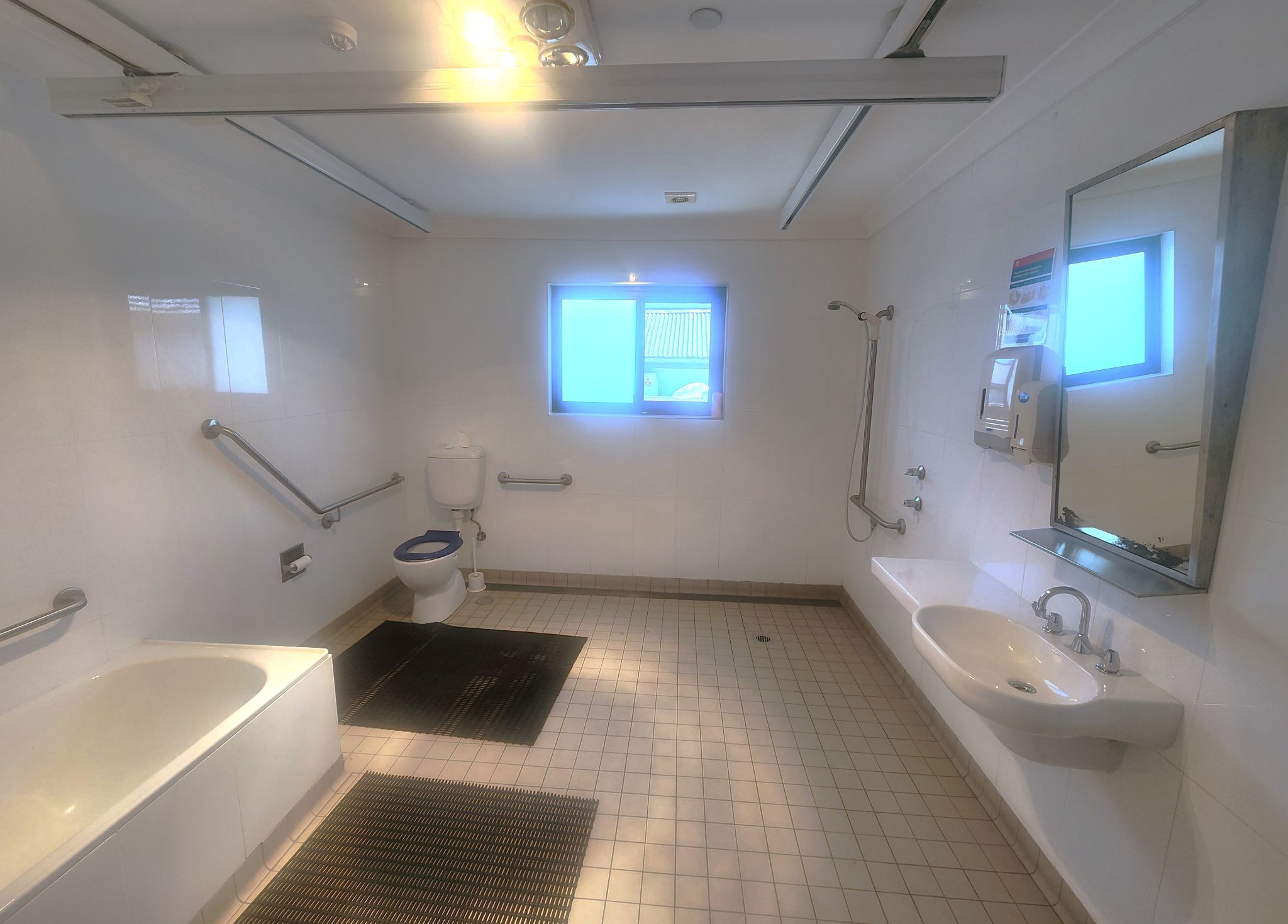 Georges Hall   Bathroom