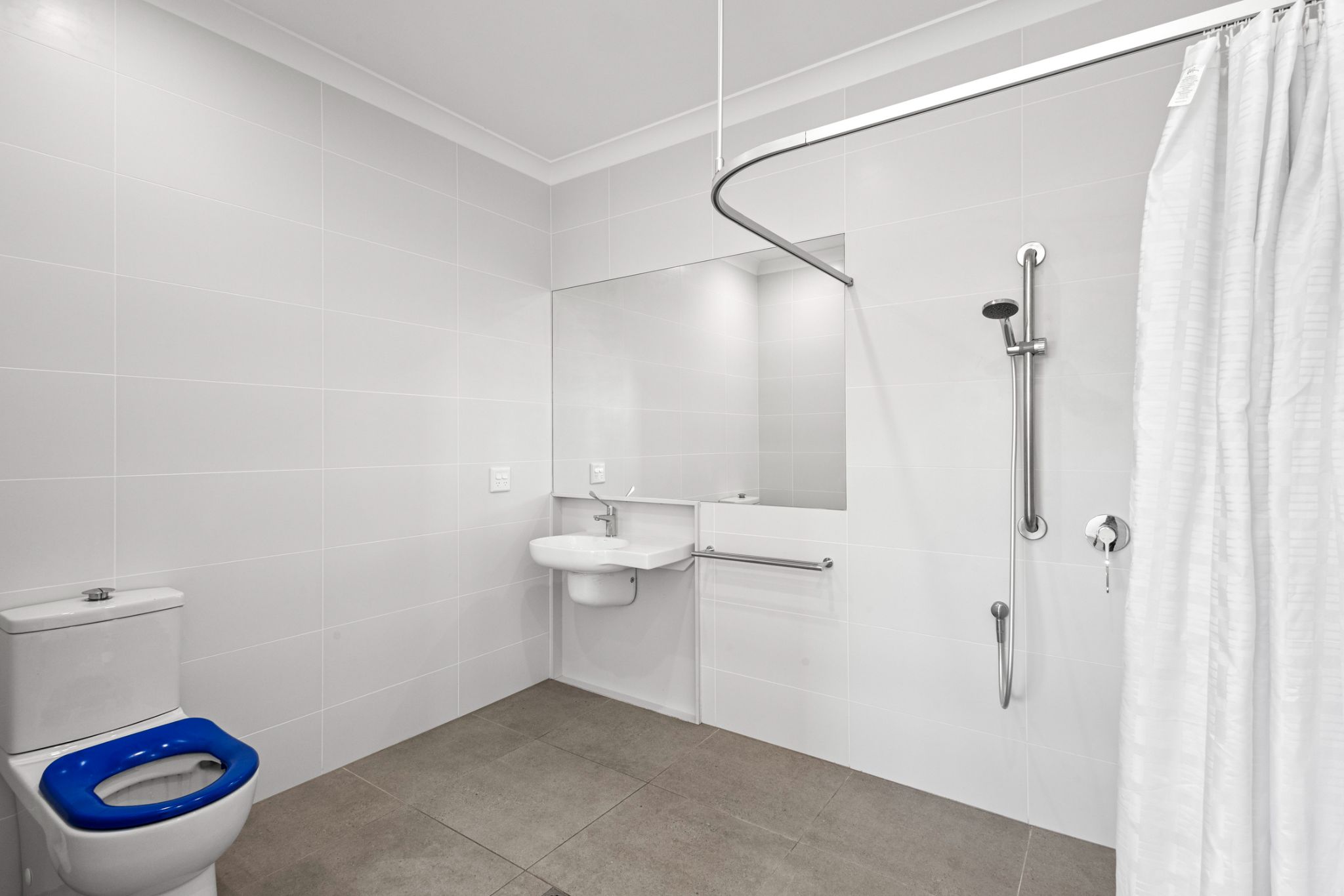 Bathroom b U1 46CaltonTerraceGympie 8471